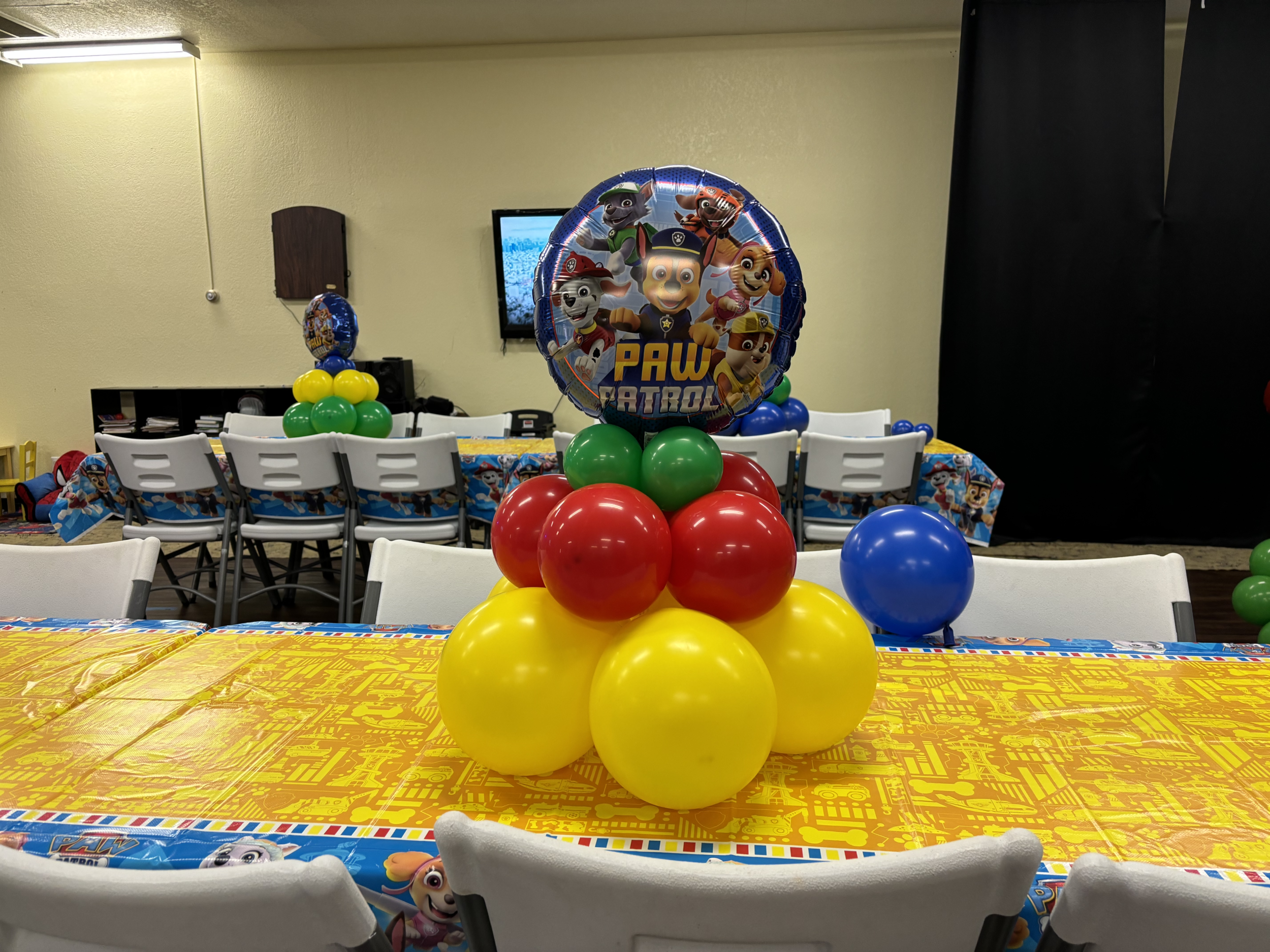 yellow red green paw patrol table topper with balloon